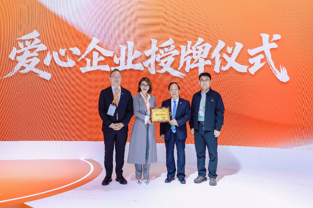 图片包含 男人, 橙子, 站, 女人
AI 生成的内容可能不正确。